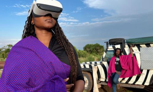 2 people on a safari with VR-glasses